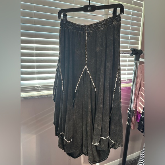 90s Vintage Black Stitched Flowy Skirt with POCKETS - Picture 2 of 4